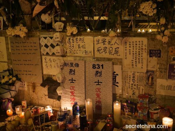 9月21日晚，香港市民到九龍太子站悼念遇難者。（圖片來源：龐大偉/看中國）