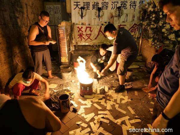 9月21日晚，香港市民到九龍太子站悼念遇難者。（圖片來源：龐大偉/看中國）