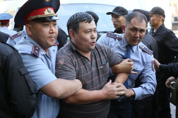 2019年9月21日，哈薩克斯坦執法人員在阿拉木圖拘捕了一個抗議者。