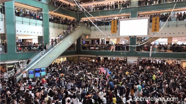 网民在沙田商场发起“和你shop”行动，呼吁市民以消费者力量向港铁旗下商场施压。（图片来源：周秀文／看中国摄影）