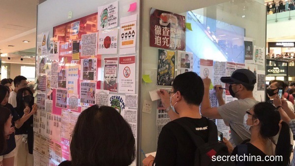 逾30名身份不明人士近日闖入了香港大學校園，並將校內3幅連儂牆毀壞，還推倒港大學生會旗幟。香港大學學生會向校長發公開信，對校方提出三大訴求。圖文無關。