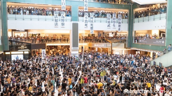 網民在沙田商場發起「和你shop」行動，呼籲市民以消費者力量向港鐵旗下商場施壓。（圖片來源：周秀文／看中國攝影）