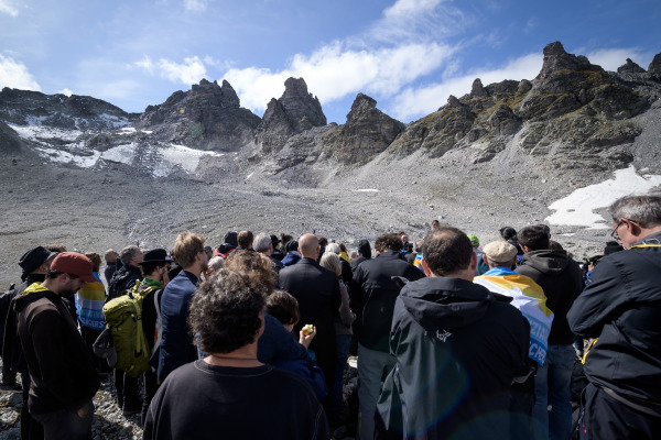 2019年9月22日，人们参加了纪念Pizol冰川（Pizolgletscher）的“死亡”仪式。