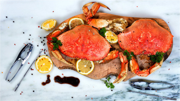 食蟹可配上姜、醋，具有调味杀菌、去寒解毒的作用。