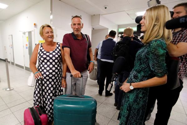 2019年9月23日，從土耳其返回英國的旅客在機場接受媒體採訪。