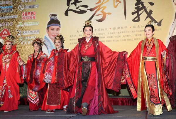 楊麗花歌仔戲24日在台視晚間播出新戲「忠孝節義」，23日在台北舉行記者會，主演陳亞蘭（右2）、葉麗娜（右3）等出席宣傳新戲。