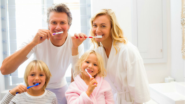 父母和小孩在刷牙