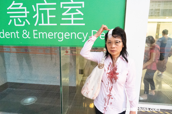 一位香港法轮功学员下午到荔枝角警署讨论十一游行活动，在离开后被两名黑衣男子疑持伸缩警棍打到头破血流。同行者随即报警，该学员随后被送往医院治理。