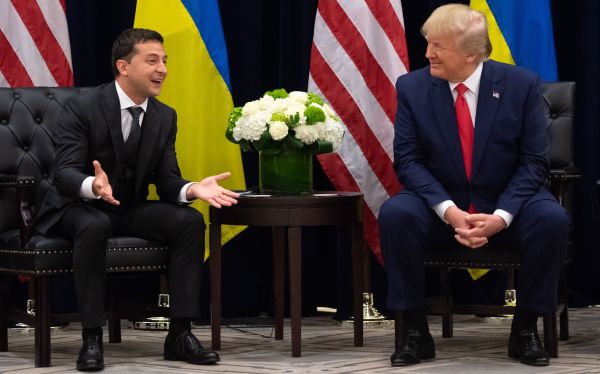 2019年9月25日，美國總統川普與烏克蘭總統澤倫斯基在紐約會面。