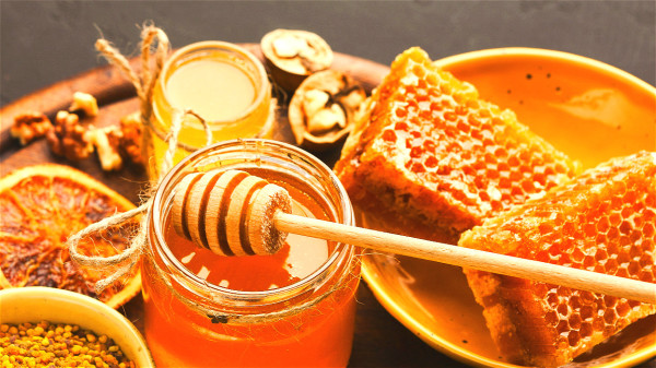 口腔洗漱干净后，用消毒棉签将蜂蜜涂于溃疡面上，能治疗口腔溃疡。