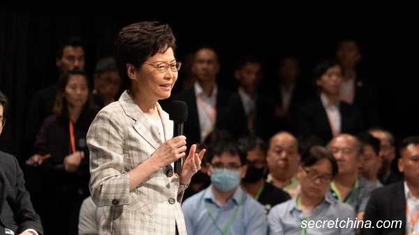 2019年9月26日晚7時，香港特首林鄭月娥與市民的首場社區對話，在伊利沙伯體育館舉行，抽中的市民大都要求當局成立獨立調查委員會，並批評這只是一場政治秀