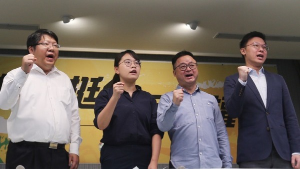 公民团体将于29日发起“撑港反极权”台港大游行，台湾公民阵线的执行委员赖中强（左）表示，此次活动没有连署的政党，包括国民党、亲民党跟无党籍团结联盟。