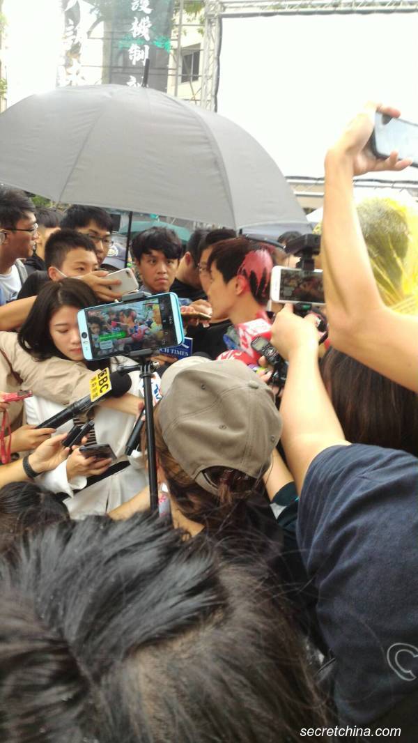 9月29日 ，台灣公民團體發起「撐港反極權」台港大遊行過程中，何韻詩被潑漆。