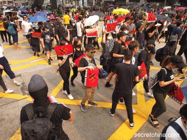 香港反極權遊行：警察銅鑼灣截查行為引發市民不滿