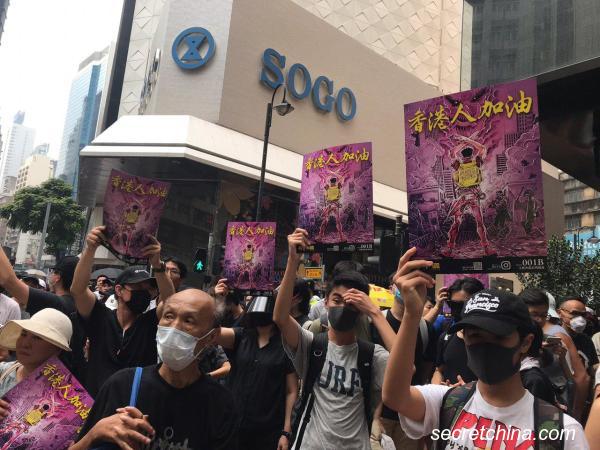 網民發起今日全球反極權遊行，香港地區也在同日下午舉行遊行，但卻在警方催淚彈、水泡及胡椒噴霧中前行。