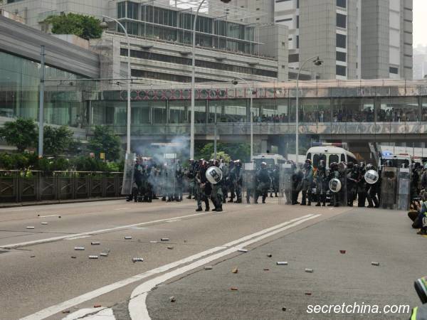 【图集】香港反极权警察发射催泪弹清场