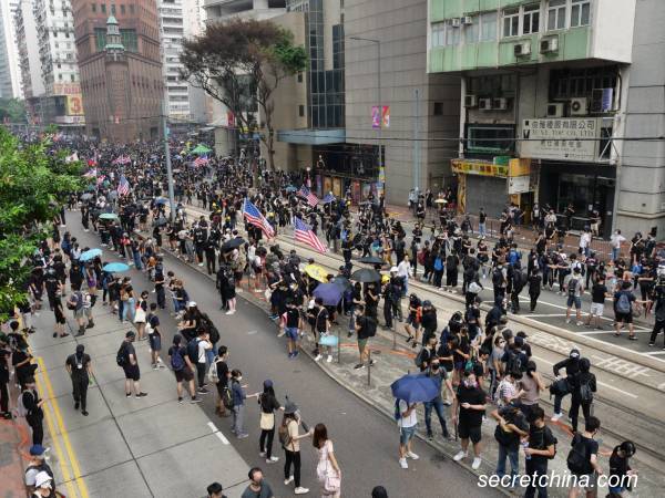 【图集】香港反极权警察发射催泪弹清场