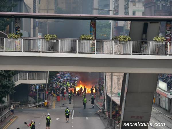 【图集】香港反极权警察清场印尼记者右眼中弹