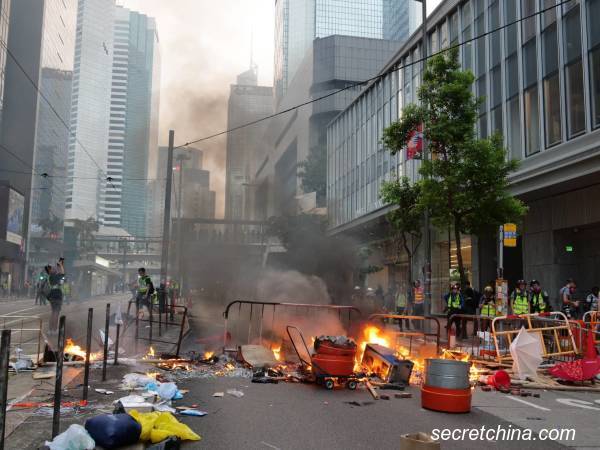 【图集】香港反极权警察清场印尼记者右眼中弹