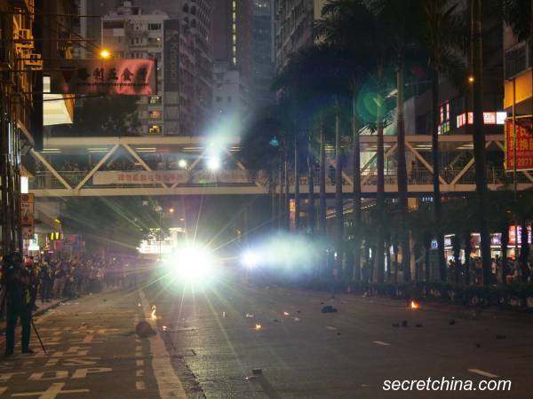 【圖集】香港反極權警察清場印尼記者右眼中彈