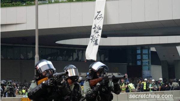 9月29日，香港举行“全球反极权”游行， 警察发射催泪弹清场。