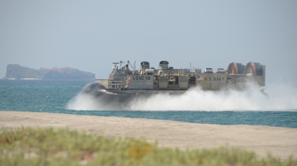 菲律宾决定终止与美国的《访问部队协议》，一旦生效可能对美军在南中国海地区的军事行动造成限制。图为2019年4月11日，美国与菲律宾海军联合军演，气垫船准备两栖登陆海滩。（图片来源：TED ALJIBE / AFP / Getty Images）