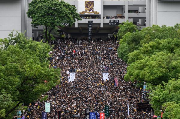 香港大学生罢课挤爆中大百万大道，要求港府正面回应五大诉求。