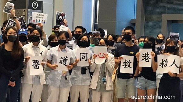 有香港的医护人员透露，一名进行“反紧急法示威”的青年，遭到港警殴打致颅内出血，更拖延6小时后才送医。如再延迟，恐成植物人，甚至可能死亡。图为香港数百名医护人员在威尔斯亲王医院集会抗议警方暴力对待示威者，以及阻挠医护人员救援工作。