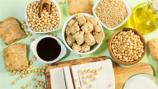 大豆制成豆制品以后，消化率明显提高，营养学家建议每天吃点黄豆、豆制品、喝杯豆浆。