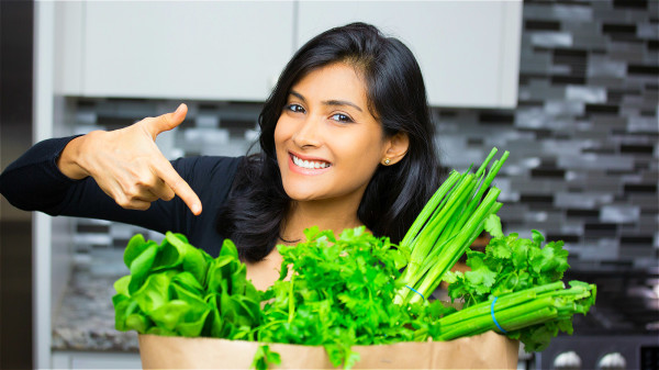 要有充足的葉黃素，首要就是吃夠蔬菜，而且還要吃對蔬菜。