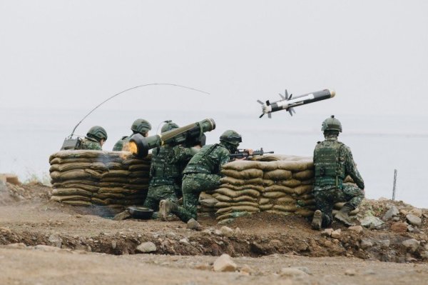 图为国军在演习中发射标枪飞弹。