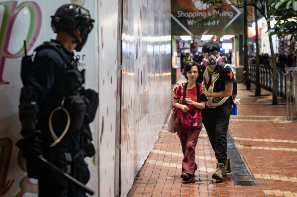兒子港鐵站遭警察打 香港退休女警曝內幕