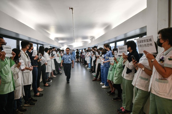 兒子港鐵站遭警察打 香港退休女警曝內幕