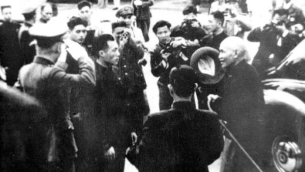 蒋公亲巡上海市街，一般市民暨陆海空军将土，精神为之振奋。上海之混乱局势亦稍趋安定。