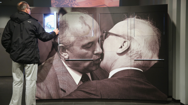 昂纳克和戈尔巴乔夫的亲吻照片。