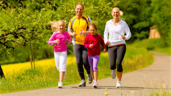 跑步前充分热身、跑姿正确，可提升骨密度，降低患关节炎风险。