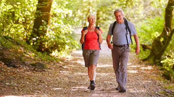 走路是高效的运动，既能锻炼肌肉耐力，又可以改善心肺功能和减肥。