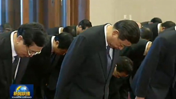 9月30日，習近平率一眾官員到毛澤東紀念堂，向毛坐像三鞠躬。