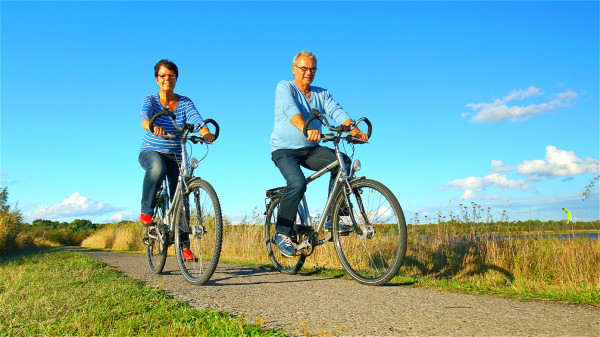 中老年人进行适当的运动能够延缓衰老，增强免疫力，预防慢性疾病。