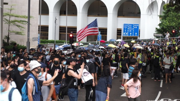 香港反送中：2019年8月31日下午，從香港中環遮打花園出來向西區進發，自灣仔過來的市民越來越多，人潮擁擠在中環一帶，港民自發漫延向附近區域
