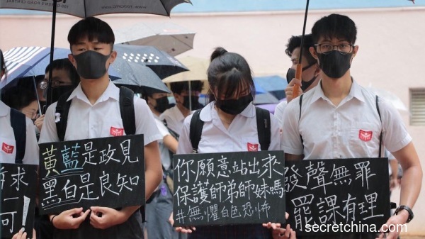 香港继续“大三罢”（罢工、罢课、罢市）抗争行动，中学生也奋起响应，勇敢表达出支持“反送中”的坚定决心。