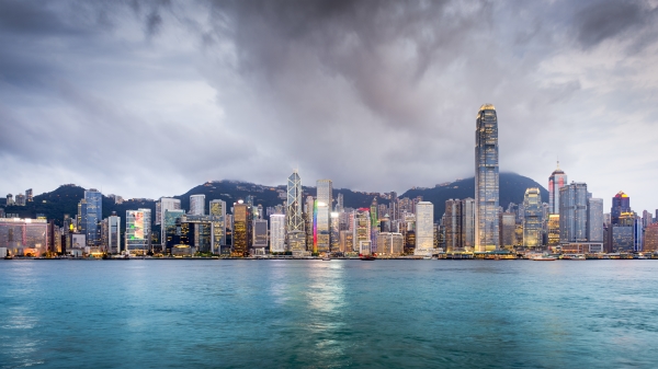 董建华的团结香港基金牵头、政府支持、社会参与、专家撰写的《香港地方志》,耗资达7亿港币，但就歪曲了香港的历史。图为香港维多利亚港。（图片来源：Adobe Stock Photos）