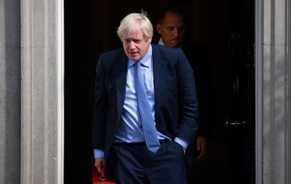 2019年9月4日，英国首相强生离开唐宁街10号，参加下议院的首次首相质询。