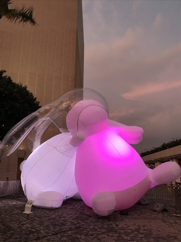 康文署8月30日至9月22日，在香港文化中心露天广场展出互动光影装置“非常月满”。（图片来源：香港政府新闻处）