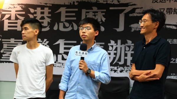 香港民主派政黨「香港眾志」秘書長黃之鋒(中)、立法會議員朱凱迪(右)、學聯前副秘書長岑敖暉(左)一行人3日抵台，晚間到台中出席「香港怎麼了，台灣怎麼辦」對談活動。