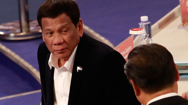 8月30日，北京，習近平（背對者）和到訪的菲律賓總統杜特蒂。