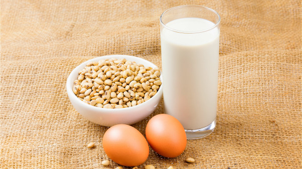 蛋白质是头发组成物质，缓解脱发，要补充鸡蛋、豆类、牛奶、肉类等蛋白质食物。