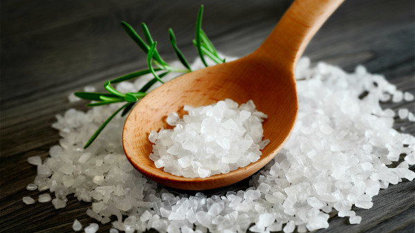 盐分摄入过多，尿液中蛋白质量就会持续升高，引发肾脏问题。