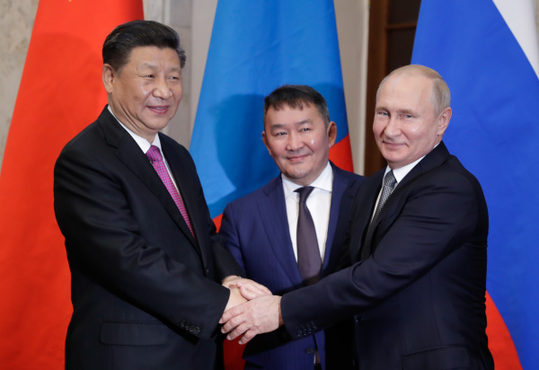 2019年6月14日，上海合作组织峰会期间，习近平、普京和蒙古国总统巴特图勒嘎握手示意合影。
