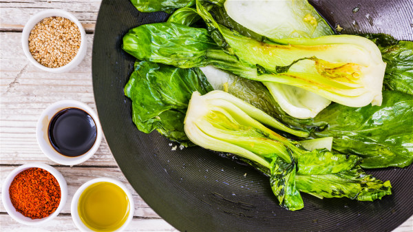 人體缺鎂時會讓體味聞起來不很好，可以多吃綠葉蔬菜等含鎂豐富的食物。
